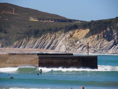 Gorliz deniz fenerine doğru, sahilden ve güzel uçurumların arasından. İspanya.