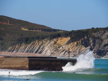 Gorliz deniz fenerine doğru, sahilden ve güzel uçurumların arasından. İspanya.