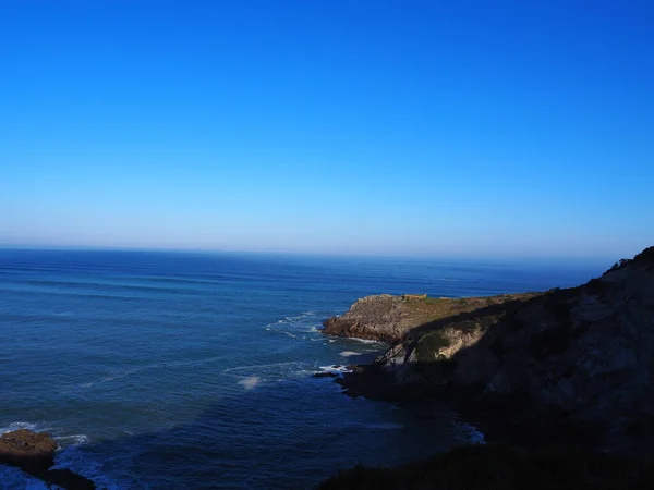 Gorliz Deniz Fenerine Doğru Sahilden Güzel Uçurumların Arasından Spanya — Stok fotoğraf