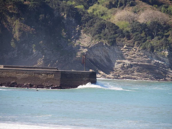 Gorliz deniz fenerine doğru, sahilden ve güzel uçurumların arasından. İspanya.
