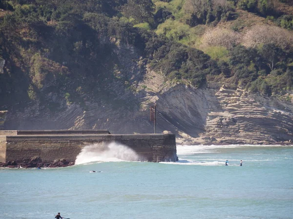 Gorliz deniz fenerine doğru, sahilden ve güzel uçurumların arasından. İspanya.
