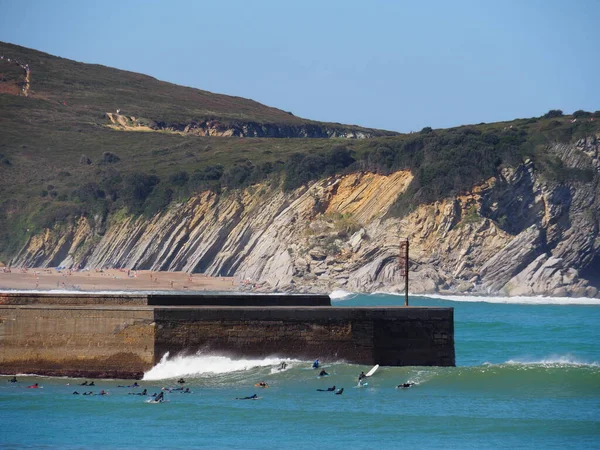 Gorliz deniz fenerine doğru, sahilden ve güzel uçurumların arasından. İspanya.