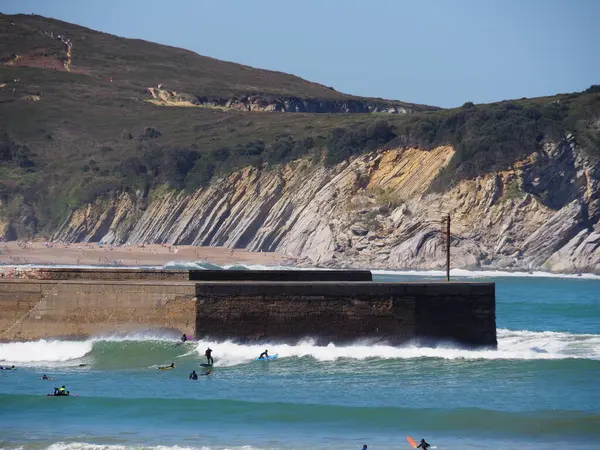 Gorliz deniz fenerine doğru, sahilden ve güzel uçurumların arasından. İspanya.