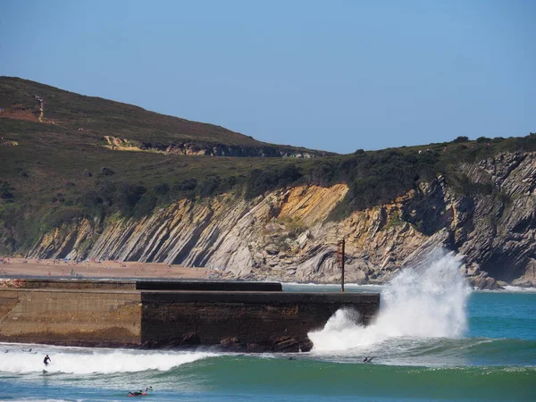 Gorliz deniz fenerine doğru, sahilden ve güzel uçurumların arasından. İspanya.