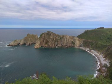 Gavieiru plajı ya da Asturias 'taki sessizlik plajı. İspanya.