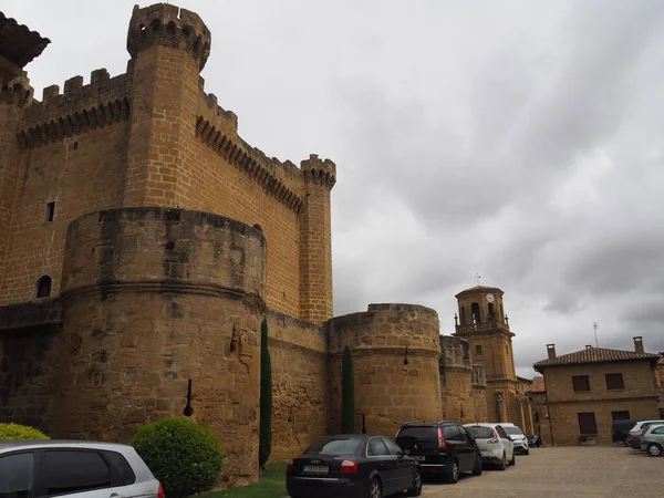 美しい城を持つ小さな町 リオハのコミュニティ内の自治体Sajazarra スペイン — ストック写真