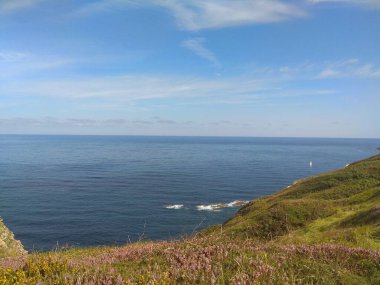 Bask Sahili, Bask kayalıkları arasında bahar günü. İspanya.