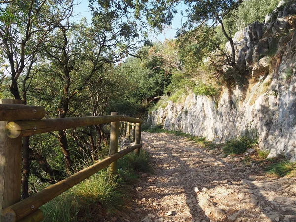 Santoa 'daki Deniz Feneri Yolu' nda. İspanya.