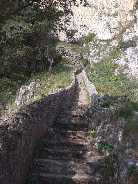 Santoa 'daki Deniz Feneri Yolu' nda. İspanya.