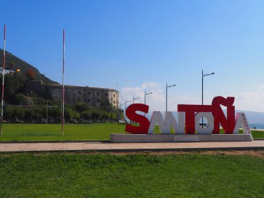 Santoa, Cantabrian belediyesi Buciero Dağı eteklerinde. İspanya.