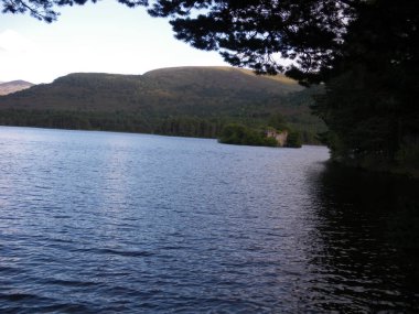 Eilein Gölü, Aviemore yakınlarındaki ada gölü. İskoçya.