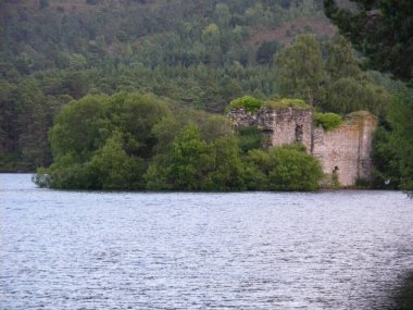 Eilein Gölü, Aviemore yakınlarındaki ada gölü. İskoçya.