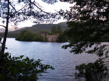 Eilein Gölü, Aviemore yakınlarındaki ada gölü. İskoçya.