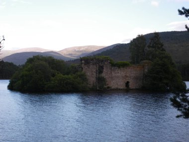 Eilein Gölü, Aviemore yakınlarındaki ada gölü. İskoçya.