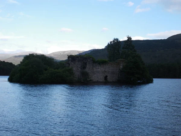 Eilein Gölü, Aviemore yakınlarındaki ada gölü. İskoçya.