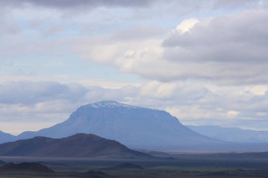 Dağları ve volkanik topraklarıyla İzlanda 'nın ay manzaraları.