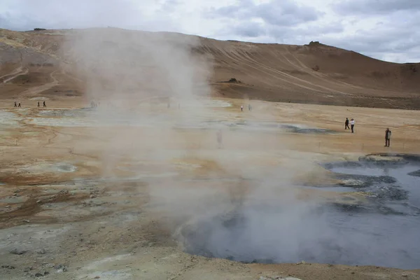 Hverir 冰岛地热区 有水池和通风口 — 图库照片