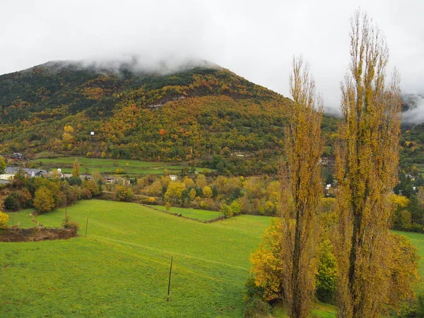 ブロトを囲む山々 秋には ユスカで — ストック写真