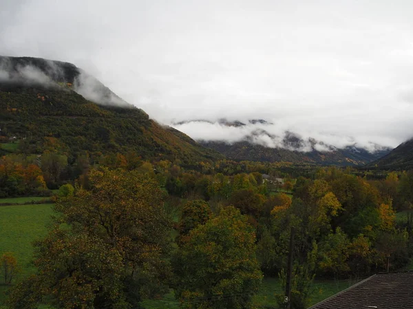 ブロトを囲む山々 秋には ユスカで — ストック写真