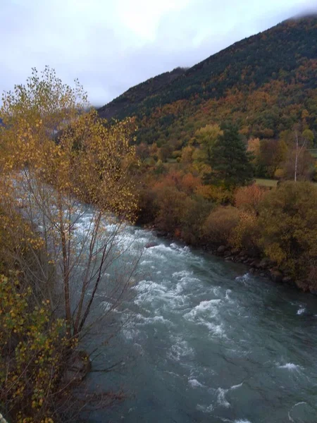 Broto, Huesca kasabası dağların arasında. İspanya.