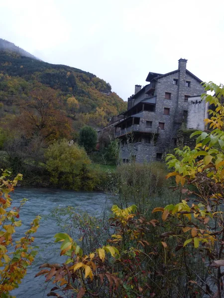 Broto Huesca Πόλη Βρίσκεται Μεταξύ Των Βουνών Ισπανία — Φωτογραφία Αρχείου