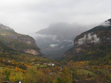 Torla, Ordesa 'daki dağ kasabası. İspanya.