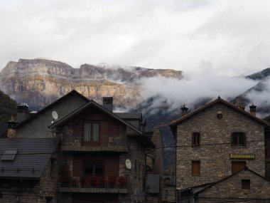 Broto, Pireneler 'in kalbinde, Huesca eyaletine bağlı bir belediye..