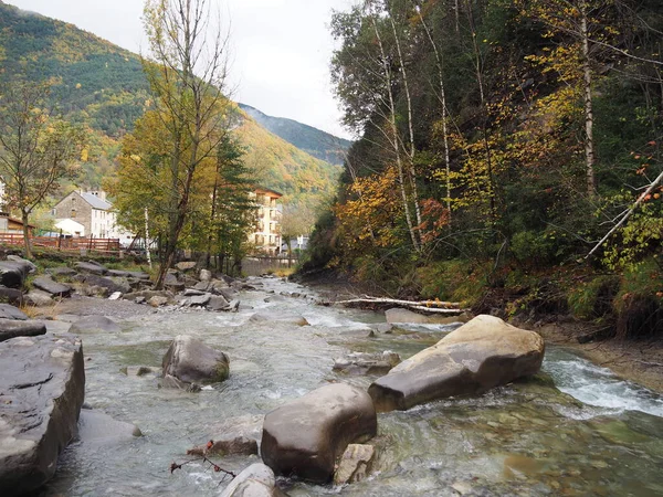 Broto 'daki Sorrosal Şelalesi. Huesca 'daki Ordesa bölgesinde..