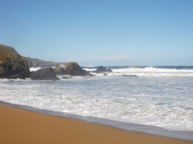 Asturias 'taki sahil ve dağ aynı anda çok farklı ve güzel. İspanya.
