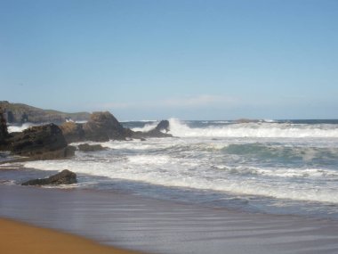 Asturias 'taki sahil ve dağ aynı anda çok farklı ve güzel. İspanya.