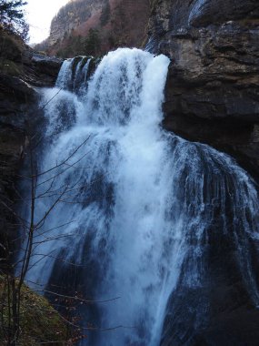Ordesa Doğal Parkı 'ndaki Cola de Caballo' ya gidiyoruz. İspanya.