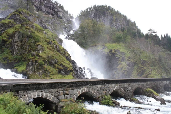 Водоспад Латефос Між Норвезькими Пейзажами — стокове фото