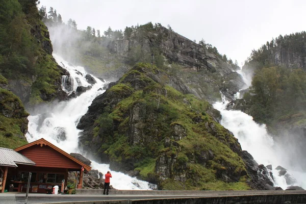 Latefoss Waterval Tussen Noorse Landschappen — Stockfoto