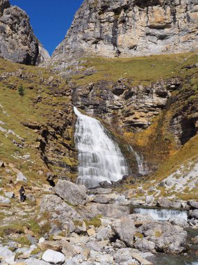 Ordesa, Cola de Caballo vadisinde, sonbaharın ortasında. Huesca, İspanya.
