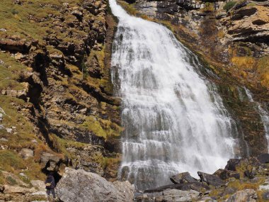 Ordesa, Cola de Caballo vadisinde, sonbaharın ortasında. Huesca, İspanya.