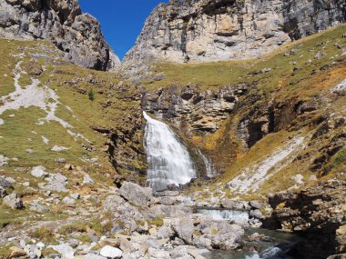 Ordesa, Cola de Caballo vadisinde, sonbaharın ortasında. Huesca, İspanya.