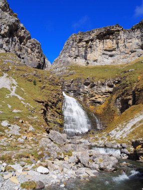 Ordesa, Cola de Caballo vadisinde, sonbaharın ortasında. Huesca, İspanya.
