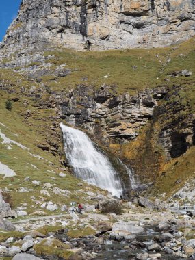 Ordesa, Cola de Caballo vadisinde, sonbaharın ortasında. Huesca, İspanya.
