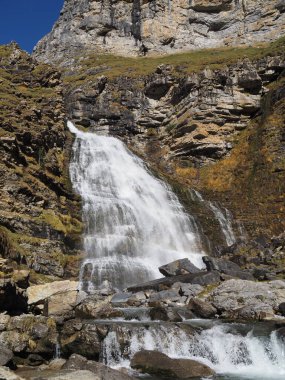 Ordesa, Cola de Caballo vadisinde, sonbaharın ortasında. Huesca, İspanya.