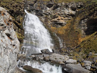 Ordesa, Cola de Caballo vadisinde, sonbaharın ortasında. Huesca, İspanya.