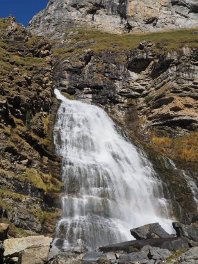 Ordesa, Cola de Caballo vadisinde, sonbaharın ortasında. Huesca, İspanya.