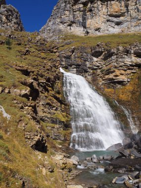 Ordesa, Cola de Caballo vadisinde, sonbaharın ortasında. Huesca, İspanya.