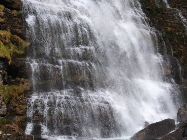 Ordesa, Cola de Caballo vadisinde, sonbaharın ortasında. Huesca, İspanya.