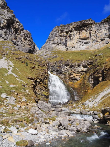 Ordesa, Cola de Caballo vadisinde, sonbaharın ortasında. Huesca, İspanya.