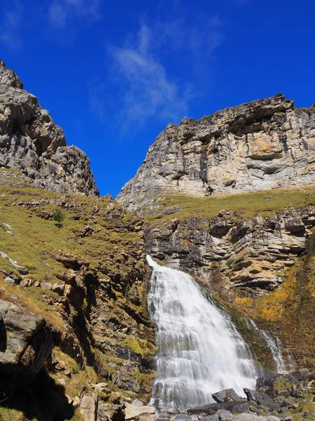 Ordesa, Cola de Caballo vadisinde, sonbaharın ortasında. Huesca, İspanya.