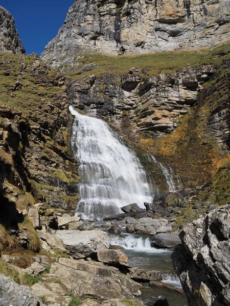 Ordesa, Cola de Caballo vadisinde, sonbaharın ortasında. Huesca, İspanya.