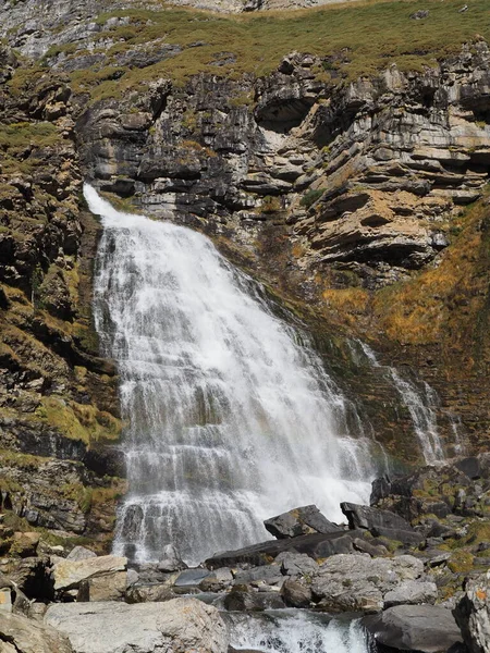 Ordesa, Cola de Caballo vadisinde, sonbaharın ortasında. Huesca, İspanya.