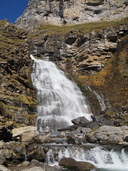 Ordesa, Cola de Caballo vadisinde, sonbaharın ortasında. Huesca, İspanya.