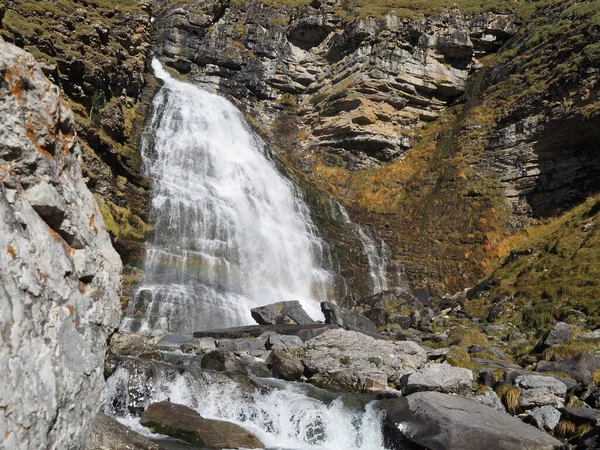 Ordesa, Cola de Caballo vadisinde, sonbaharın ortasında. Huesca, İspanya.