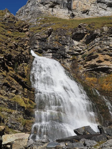Ordesa, Cola de Caballo vadisinde, sonbaharın ortasında. Huesca, İspanya.